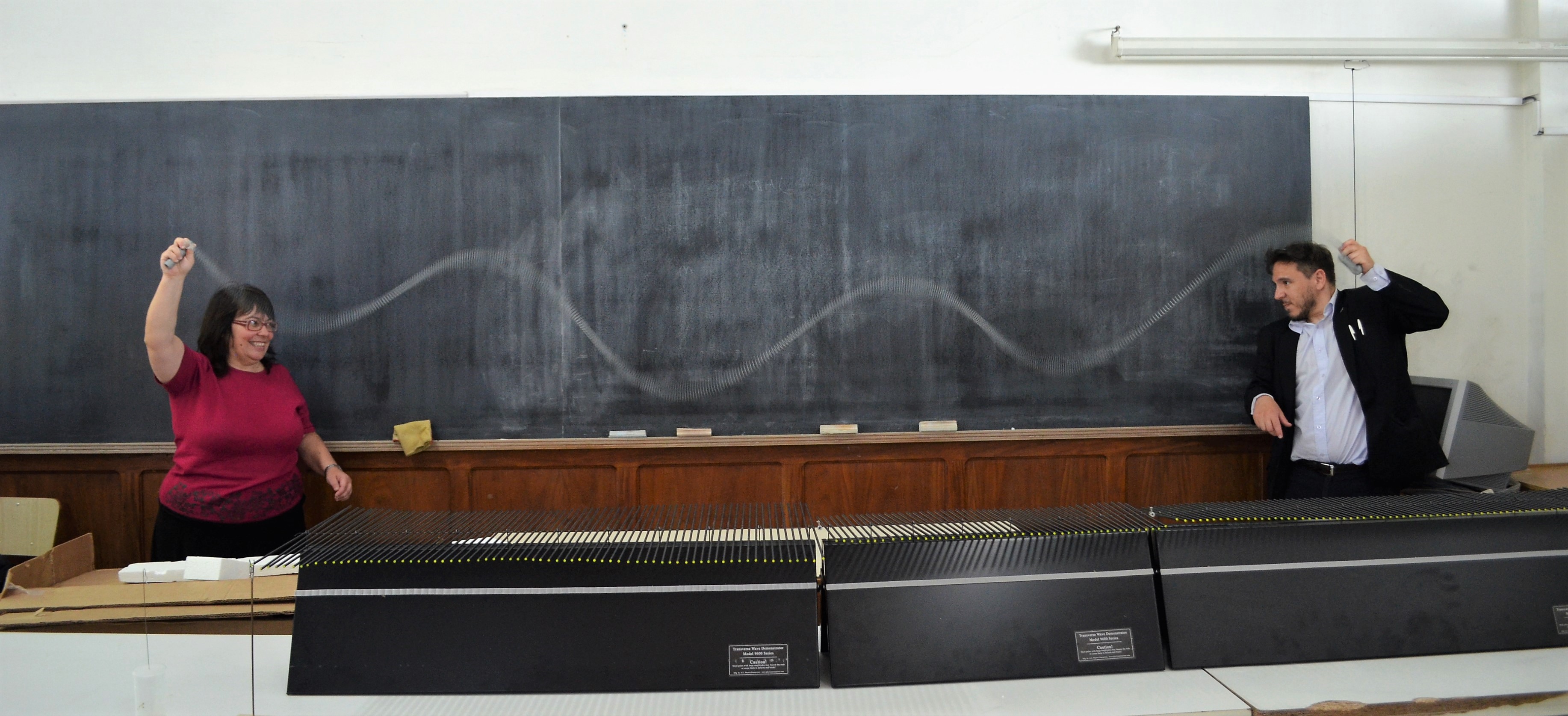 Los profesores Myrian Tebaldi y Damián Gulich muestran el concepto de ondas estacionarias